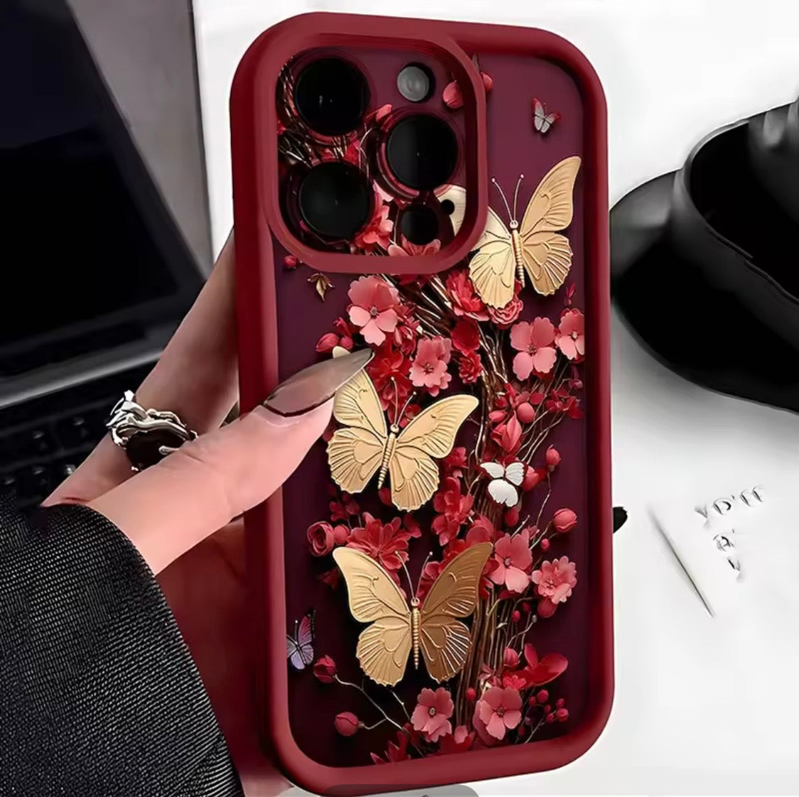 Coque rouge pour iPhone 15 style vintage love motif papillon